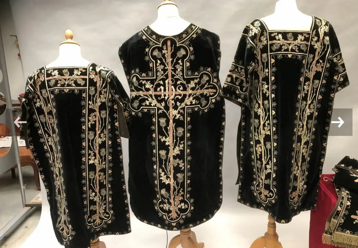 three pontifical chasubles full picture / Ensemble de trois chasubles pontificales