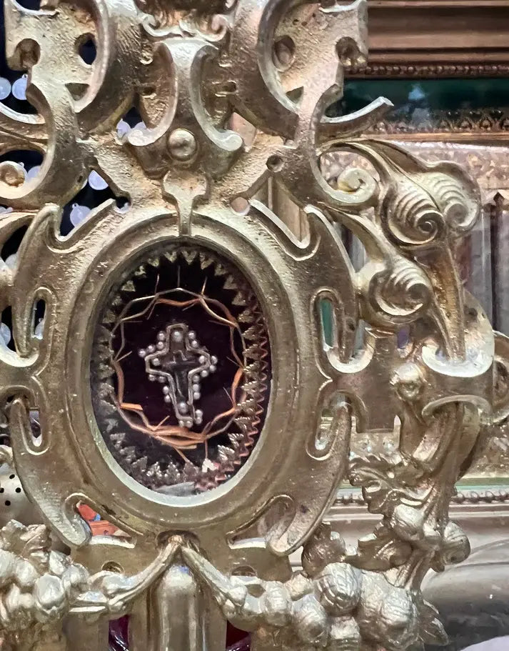 Bronze reliquary with relic of the True Cross of Christ zoom / reliquaire de la vraie Croix du christ en bronze zoom