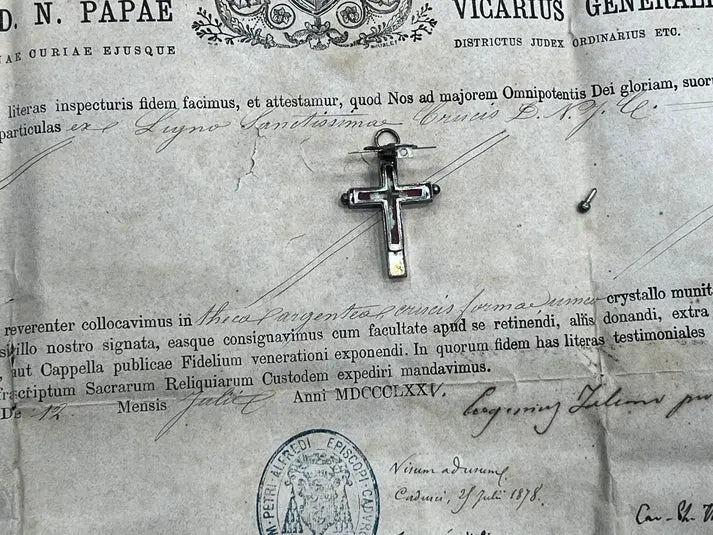 true cross reliquary with certificate / croix reliquaire avec certificat