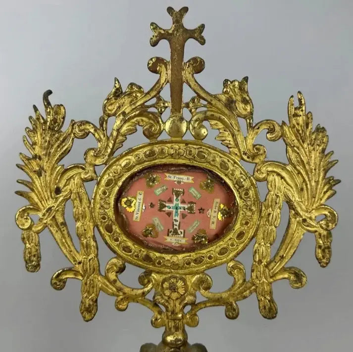 Neo-Classical bronze reliquary monstrance with multiple relics and saintly imagery True Cross
St. Felix
St. Francis Régis
St. Vincent de Paul
Cloth from a Blessed Virgin Martyr (B.V.M.)
zoom
/ reliquaire ostensoir en bronze doré et métal
Vraie Croix
Saint Félix
Saint François Régis
Saint Vincent de Paul
Morceau d’un vêtement d’une Bienheureuse Vierge Martyre (B.V.M.)
détail