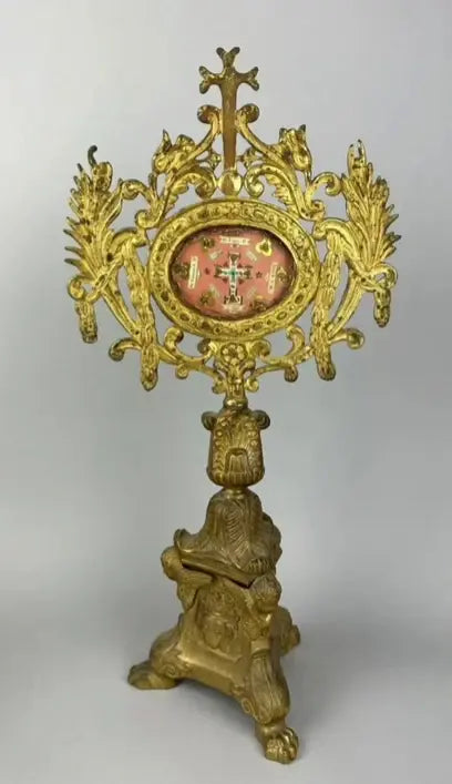 Neo-Classical bronze reliquary monstrance with multiple relics and saintly imagery True Cross
St. Felix
St. Francis Régis
St. Vincent de Paul
Cloth from a Blessed Virgin Martyr (B.V.M.)
/ reliquaire ostensoir en bronze doré et métal
Vraie Croix
Saint Félix
Saint François Régis
Saint Vincent de Paul
Morceau d’un vêtement d’une Bienheureuse Vierge Martyre (B.V.M.)