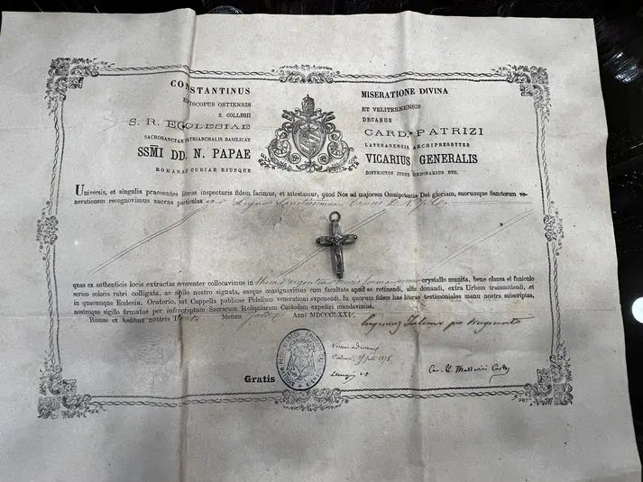 true cross reliquary with certificate / croix reliquaire avec certificat