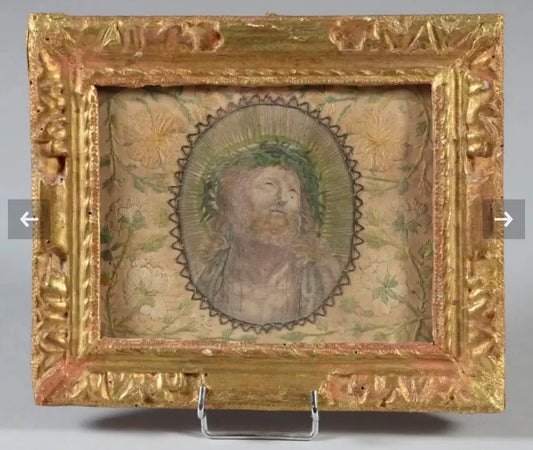 18th century silk embroidery depicting Christ crowned with thorns in an original gilt carved frame
/
Broderie en soie du XVIIIᵉ siècle représentant le Christ couronné d'épines dans son cadre ancien doré