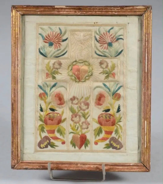 18th century silk thread embroidery on paper depicting the Cross and the Sacred Heart of Jesus
/
Broderie en fils de soie sur papier du XVIIIᵉ siècle représentant la Croix et le Sacré-Cœur de Jésus