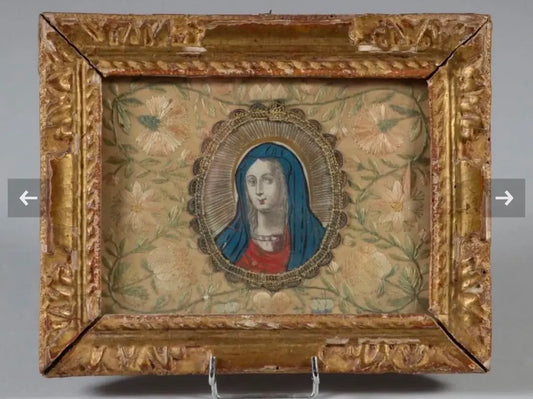 18th century silk embroidery depicting the Virgin Mary in an original gilt carved frame
/
Broderie en soie polychrome du XVIIIᵉ siècle représentant la Vierge Marie dans son cadre ancien doré
