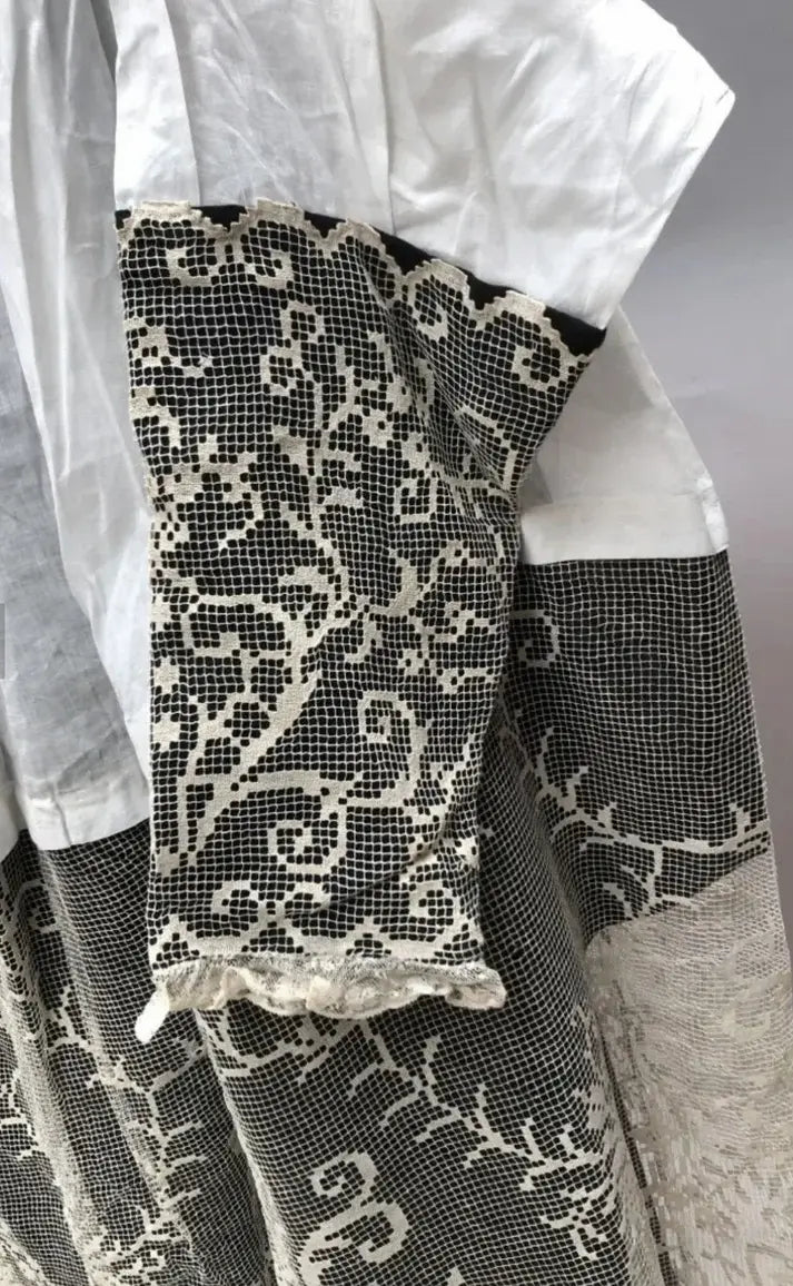 Linon alb with embroidered net cuffs and hem sleeve / Aube en fin lin