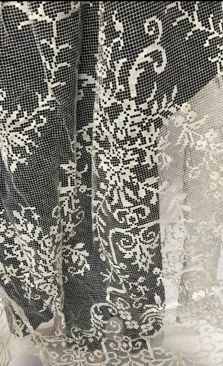 Linon alb with embroidered net cuffs and hem zoom / Aube en fin lin