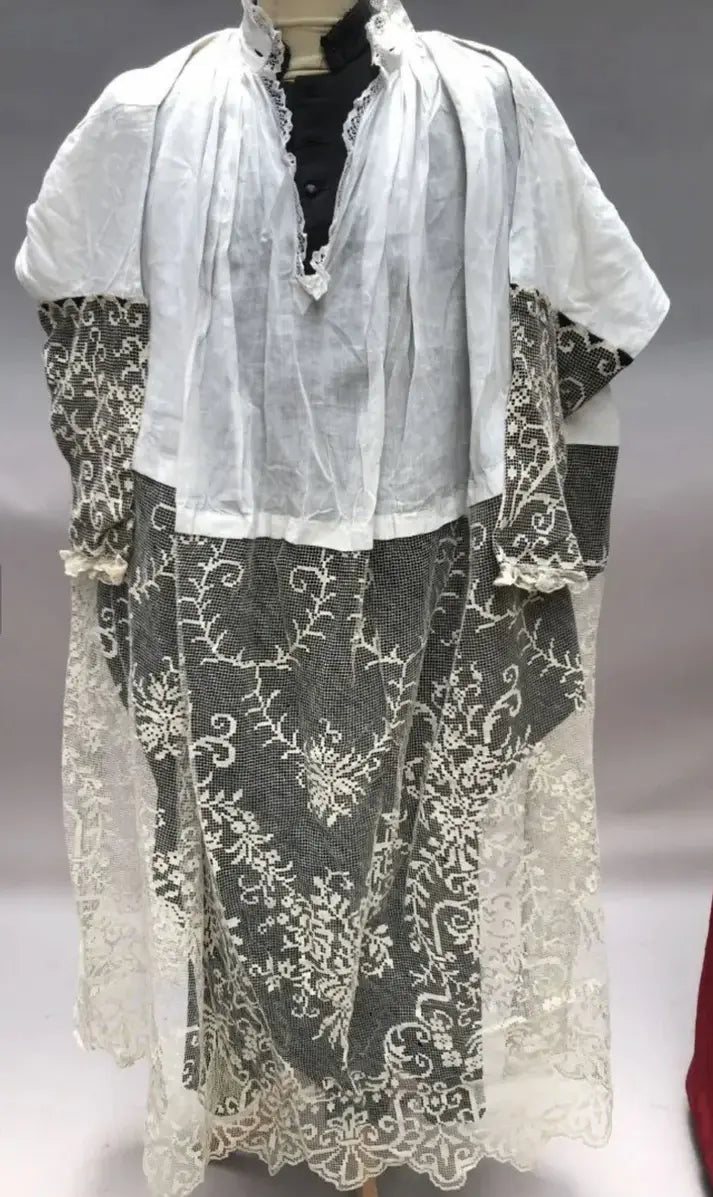 Linon alb with embroidered net cuffs and hem / Aube en fin lin