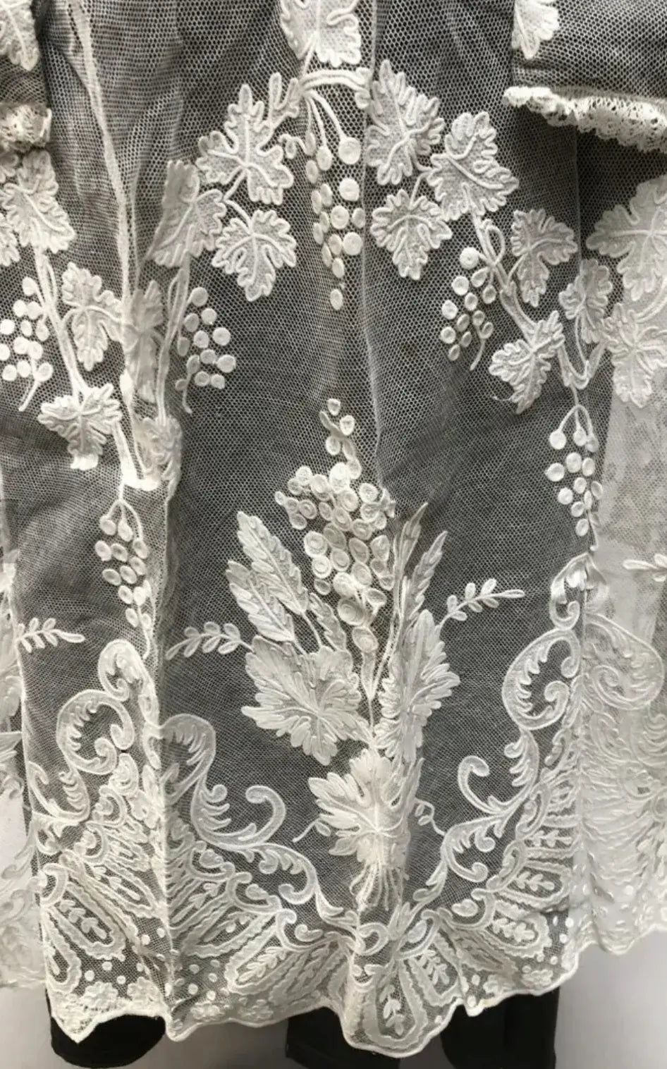 Linon alb with richly embroidered tulle cuffs and hem featuring vine motifs zoom / Aube en lin avec dentelle brodée zoom