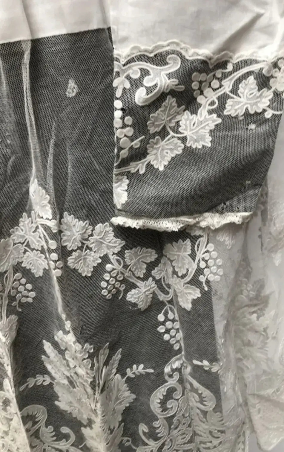 Linon alb with richly embroidered tulle cuffs and hem featuring vine motifs sleeve zoom / Aube en lin avec dentelle brodée