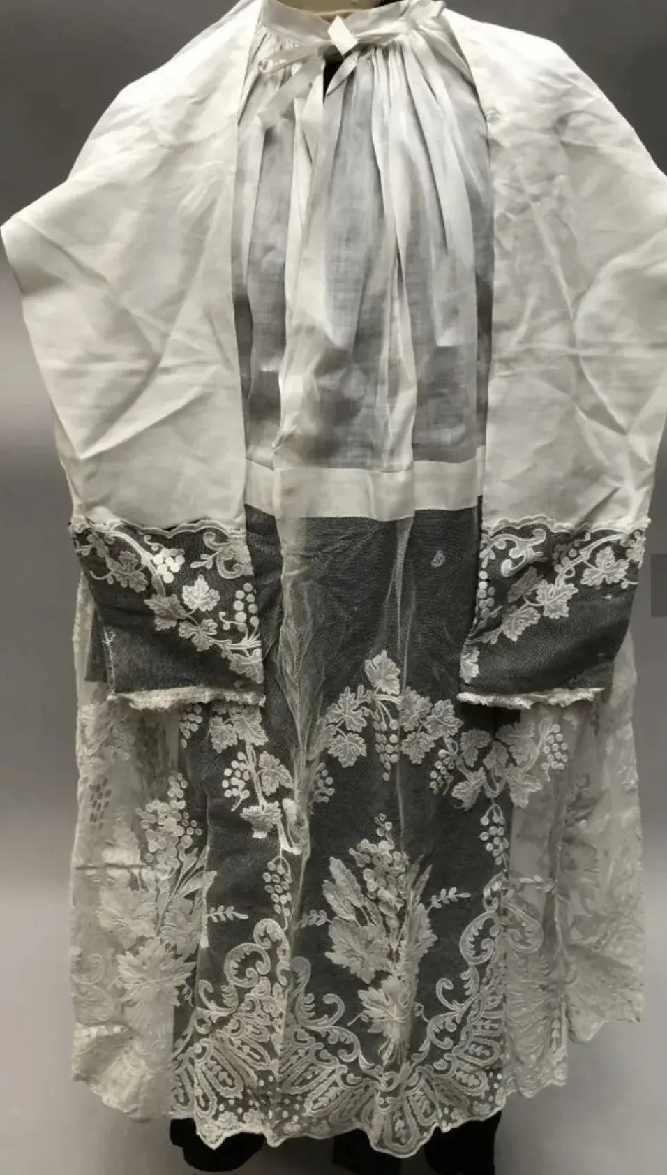 Linon alb with richly embroidered tulle cuffs and hem featuring vine motifs / Aube en lin avec dentelle brodée