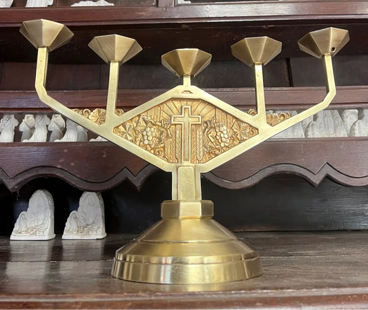 Antique brass altar candelabrum with five lights, cross and grapevine design
/ Chandelier d’autel ancien en laiton avec cinq lumières, motif croix et vigne