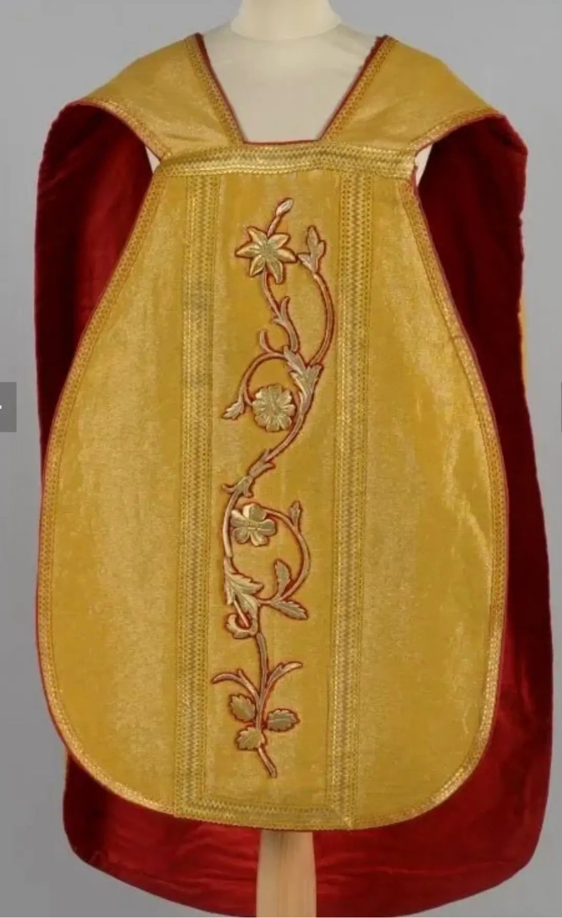 19th century French form gold chasuble with floral embroidery and red lining
/
Chasuble de forme française en drap d’or du XIXe siècle avec broderie florale et doublure rouge