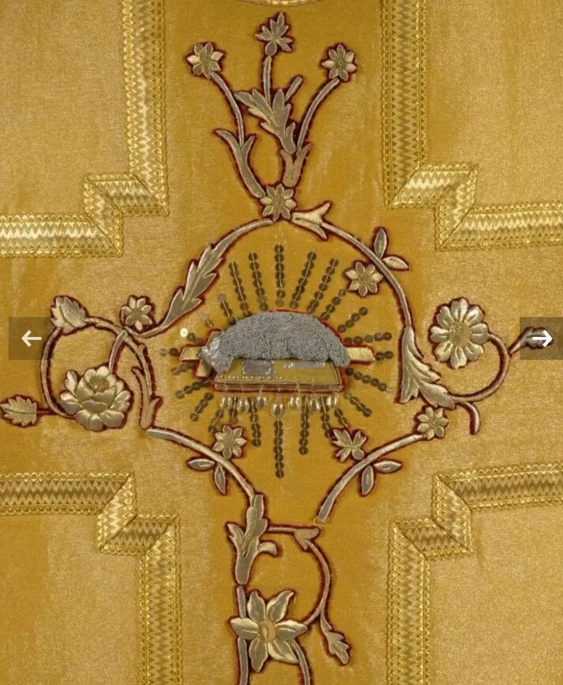 19th century French form gold chasuble with floral embroidery and red lining
/
Chasuble de forme française en drap d’or du XIXe siècle avec broderie florale et doublure rouge