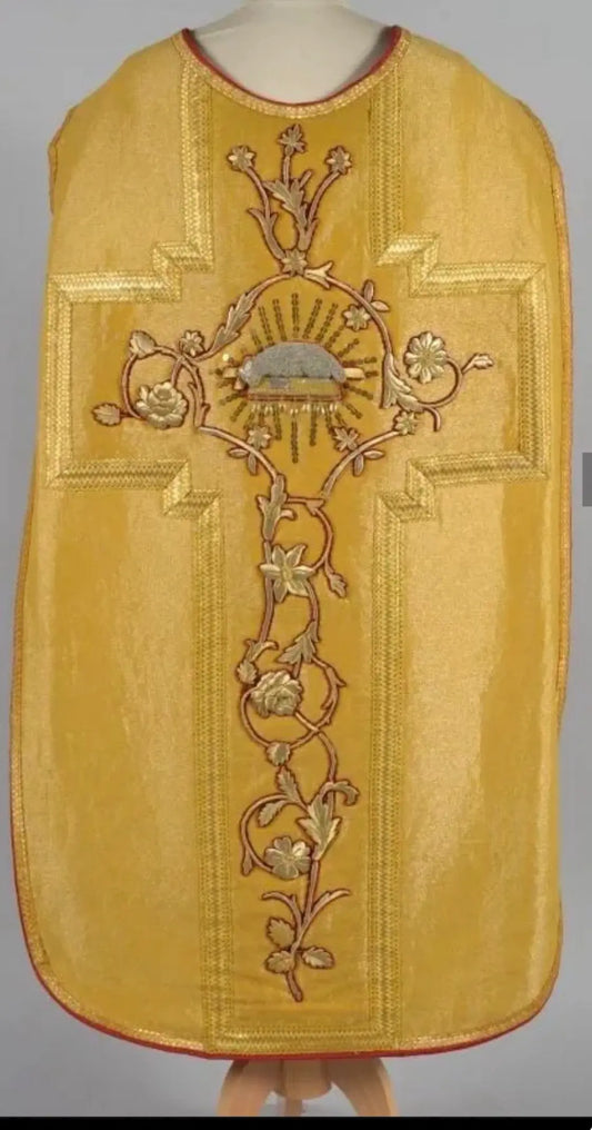 19th century French form gold chasuble with floral embroidery and red lining
/
Chasuble de forme française en drap d’or du XIXe siècle avec broderie florale et doublure rouge