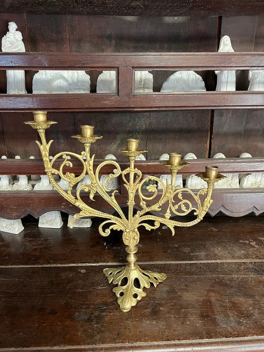 Antique gilded bronze altar candelabrum with five lights and ornate scrollwork design, perfect for liturgical use or sacred art display.
/

Candélabre d’autel ancien en bronze doré à cinq bougeoirs et décor de volutes, idéal pour usage liturgique ou exposition d’art sacré.


