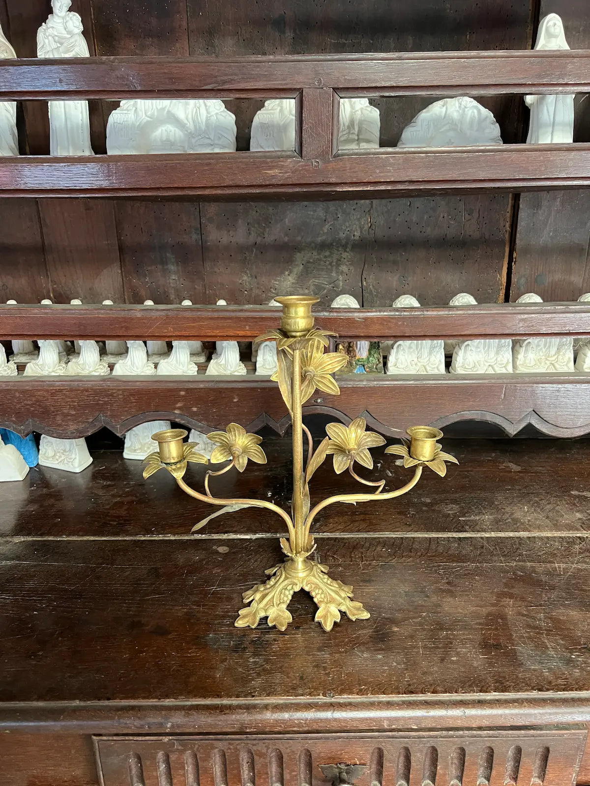 Antique gilded bronze floral candelabrum with three candle holders, perfect for altar decoration or sacred art collections.

 / Candélabre ancien en bronze doré à motif floral avec trois bougeoirs, idéal pour décoration d’autel ou collection d’art sacré.