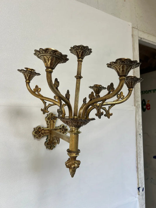 Antique gilded bronze Gothic wall candelabra with six candle holders
/ Applique murale gothique ancienne en bronze doré avec six bougeoirs
