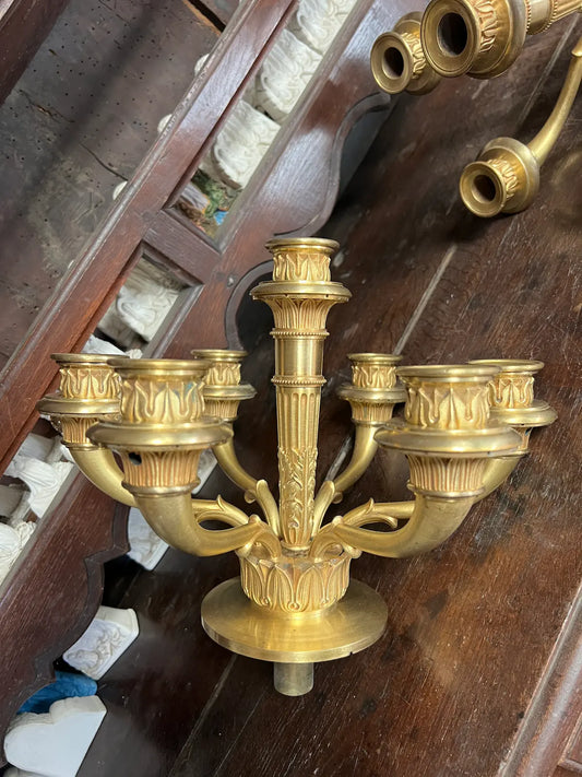  Pair of antique gilded bronze wall candelabra with seven candle holders, plus a matching damaged piece, perfect for restoration or liturgical décor.

/ Paire d’appliques murales anciennes en bronze doré avec sept bougeoirs, accompagnée d’une pièce assortie endommagée, idéale pour restauration ou décoration liturgique.

