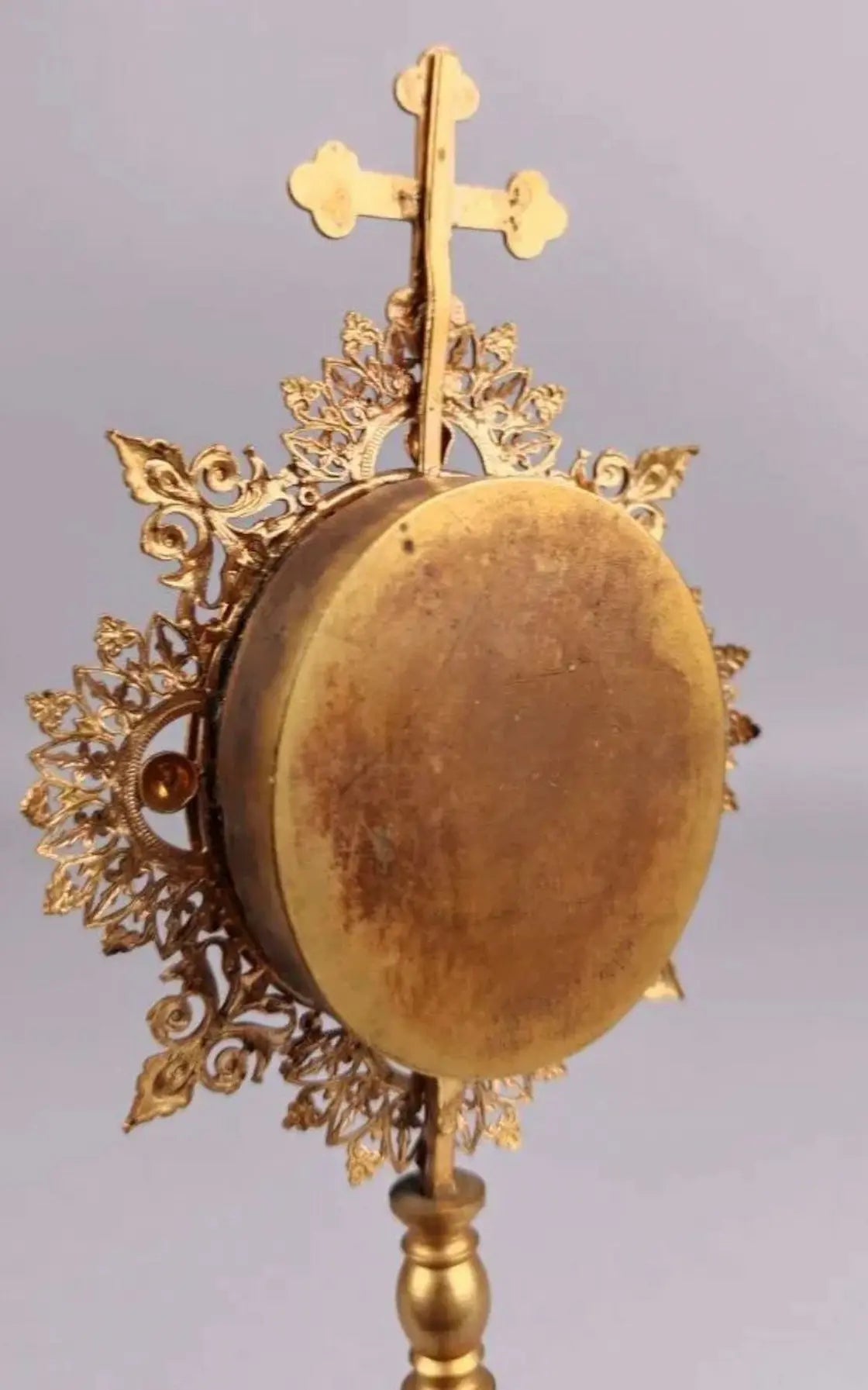 Antique gilt bronze reliquary monstrance of Saint Catherine Labouré with ornate Gothic decoration
/
Ostensoir reliquaire ancien en bronze doré de Sainte Catherine Labouré avec décor ajouré