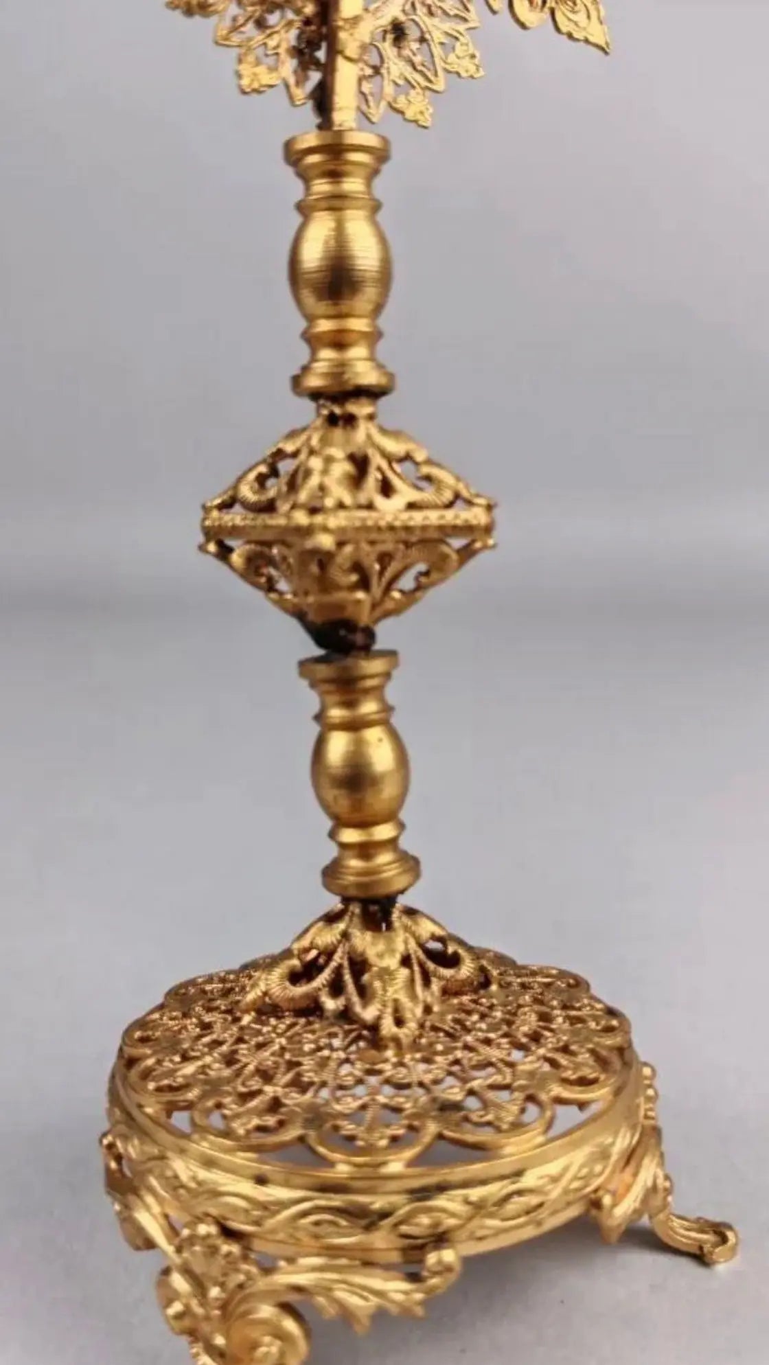 Antique gilt bronze reliquary monstrance of Saint Catherine Labouré with ornate Gothic decoration
/
Ostensoir reliquaire ancien en bronze doré de Sainte Catherine Labouré avec décor ajouré