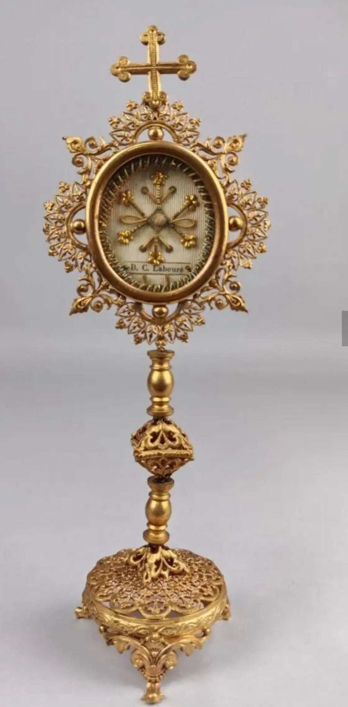 Antique gilt bronze reliquary monstrance of Saint Catherine Labouré with ornate Gothic decoration
/
Ostensoir reliquaire ancien en bronze doré de Sainte Catherine Labouré avec décor ajouré