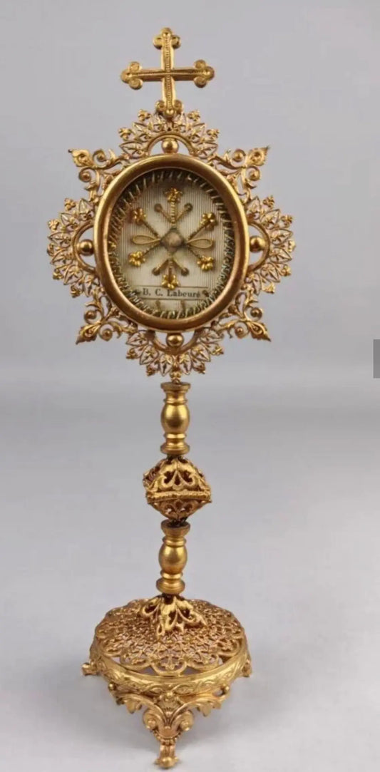 Antique gilt bronze reliquary monstrance of Saint Catherine Labouré with ornate Gothic decoration
/
Ostensoir reliquaire ancien en bronze doré de Sainte Catherine Labouré avec décor ajouré