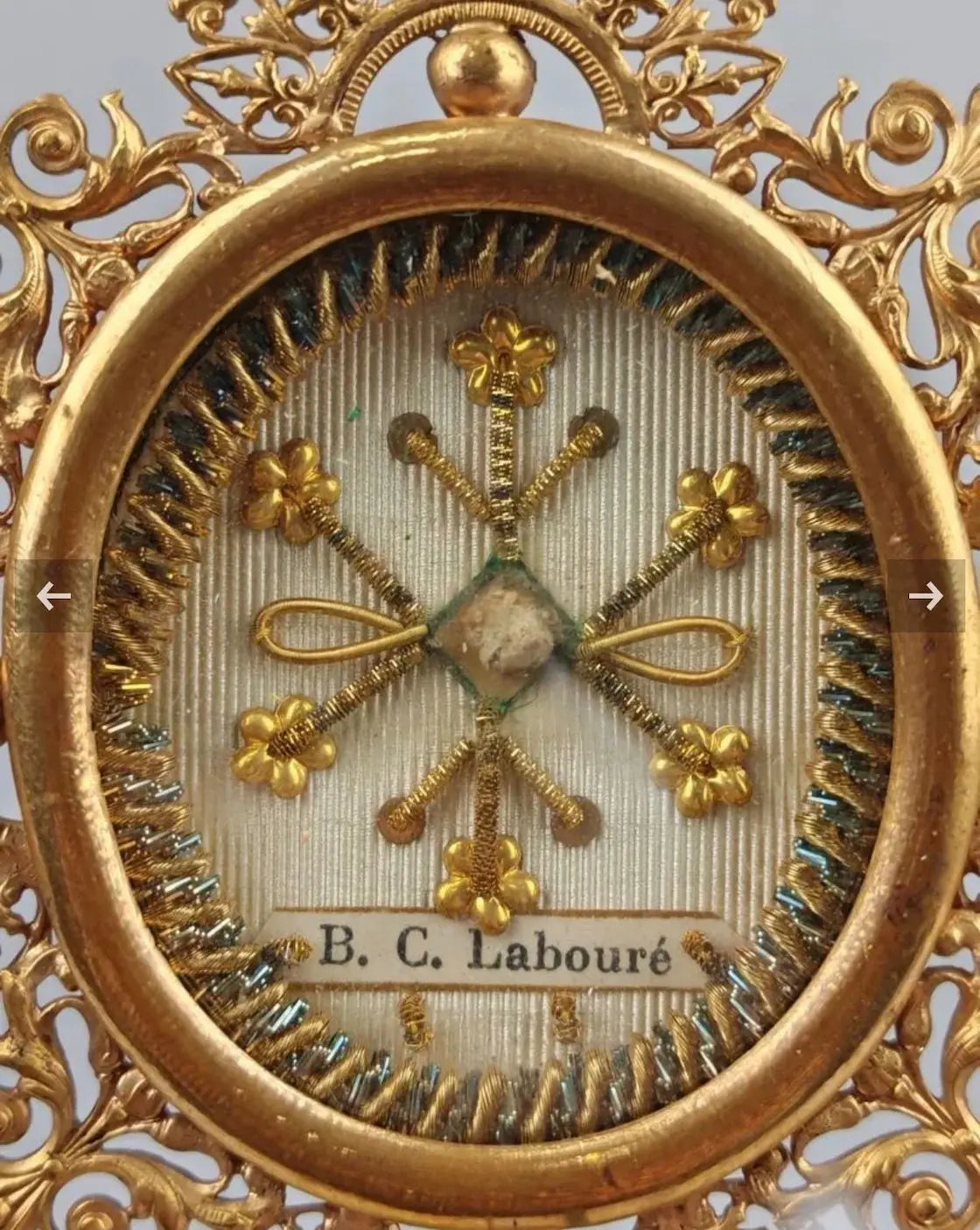 Antique gilt bronze reliquary monstrance of Saint Catherine Labouré with ornate Gothic decoration
/
Ostensoir reliquaire ancien en bronze doré de Sainte Catherine Labouré avec décor ajouré