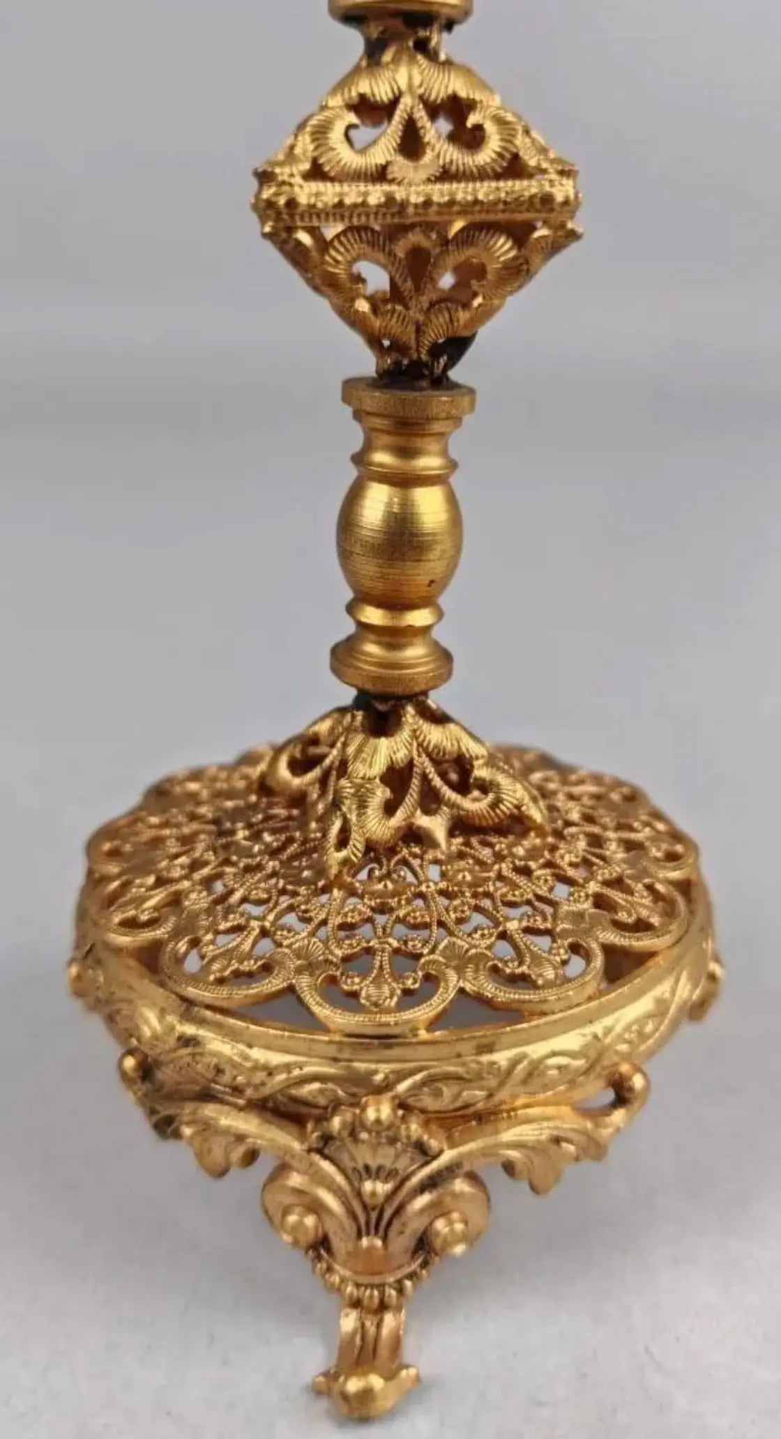 Antique gilt bronze reliquary monstrance of Saint Catherine Labouré with ornate Gothic decoration
/
Ostensoir reliquaire ancien en bronze doré de Sainte Catherine Labouré avec décor ajouré