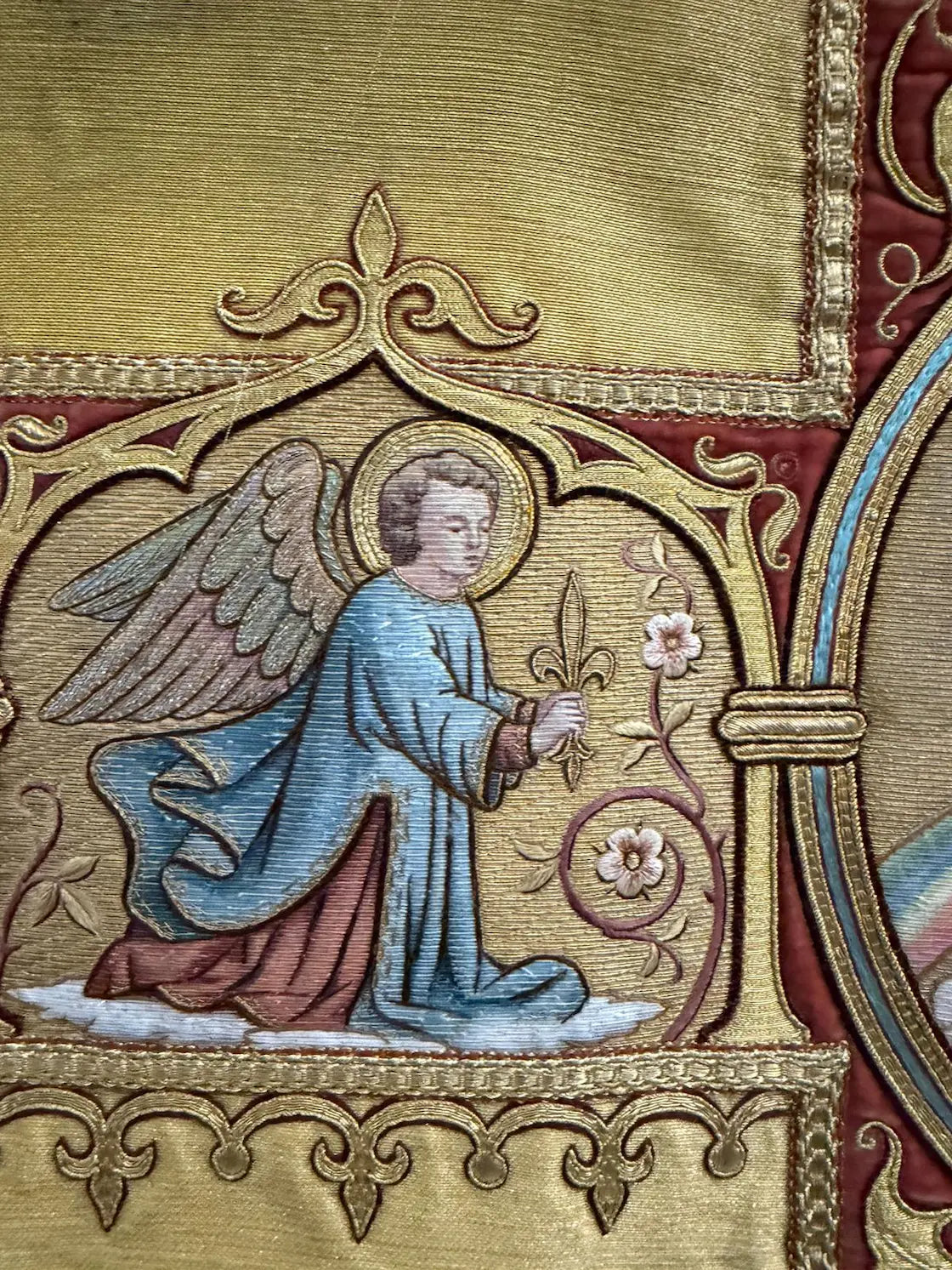 Antique gold brocade chasuble with Christ and angels embroidery liturgical vestment
/
Chasuble ancienne en drap d’or avec broderies Christ et anges vêtement liturgique