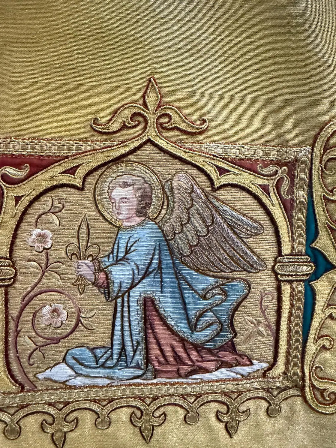 Antique gold brocade chasuble with Christ and angels embroidery liturgical vestment
/
Chasuble ancienne en drap d’or avec broderies Christ et anges vêtement liturgique