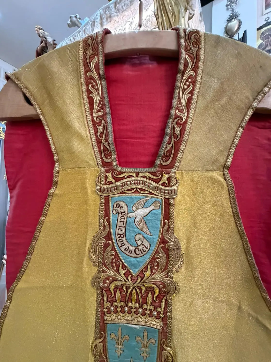 Antique gold brocade chasuble with Christ and angels embroidery liturgical vestment
/
Chasuble ancienne en drap d’or avec broderies Christ et anges vêtement liturgique