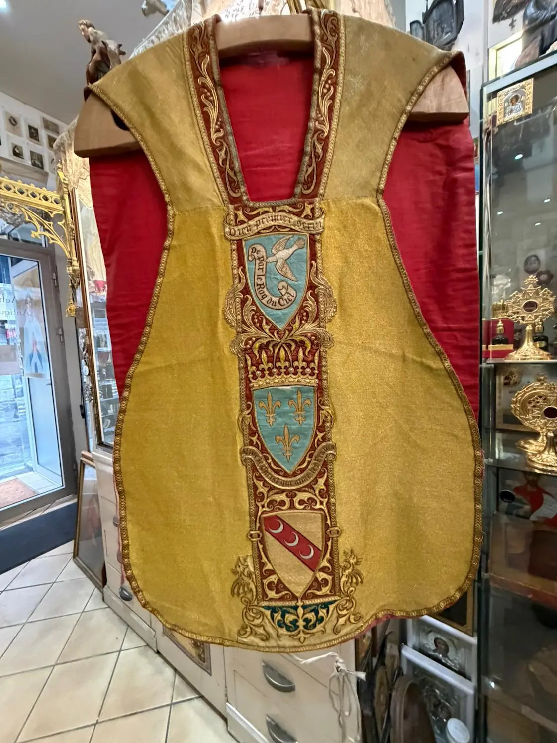 Antique gold brocade chasuble with Christ and angels embroidery liturgical vestment
/
Chasuble ancienne en drap d’or avec broderies Christ et anges vêtement liturgique