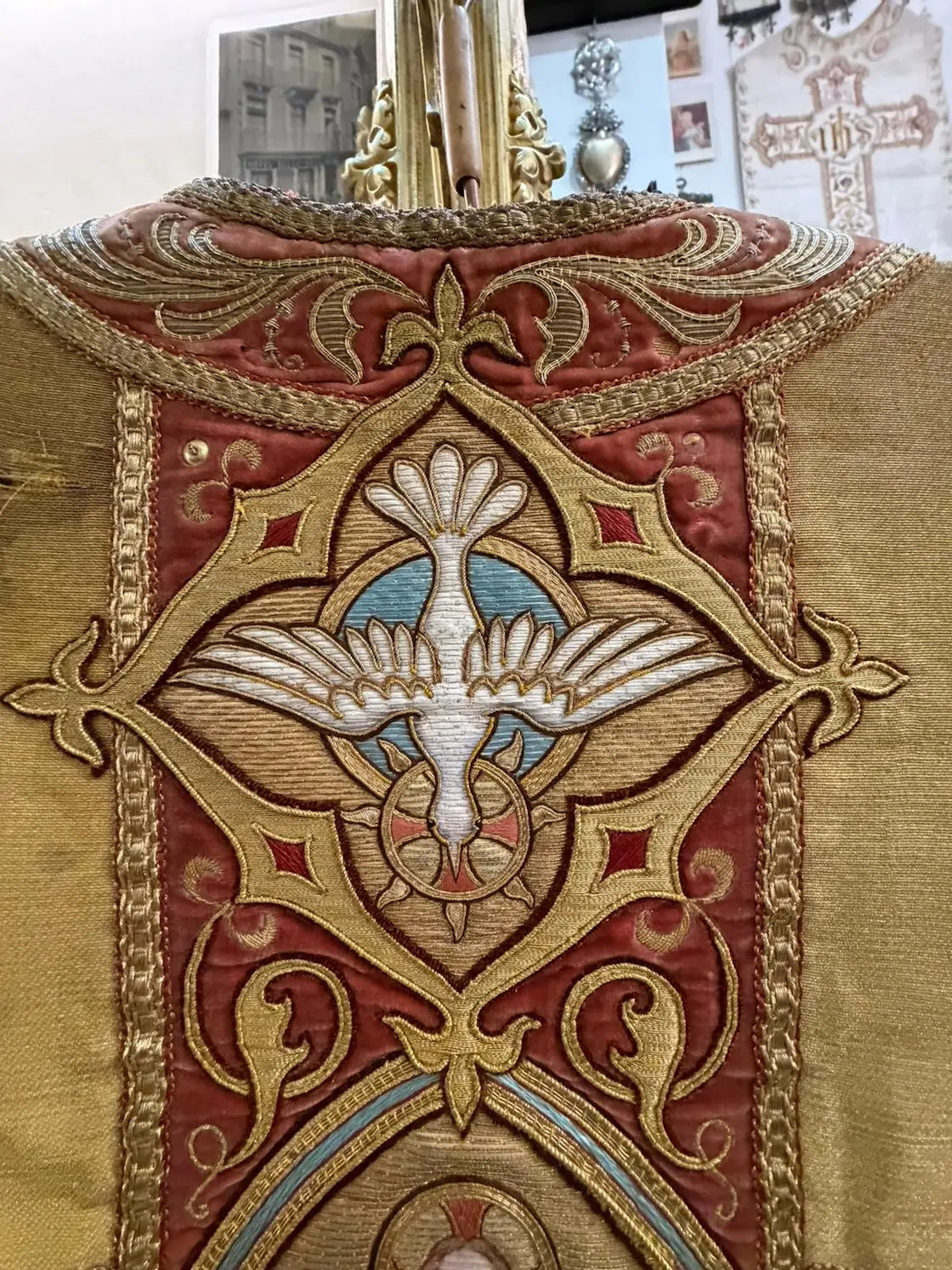 Antique gold brocade chasuble with Christ and angels embroidery liturgical vestment
/
Chasuble ancienne en drap d’or avec broderies Christ et anges vêtement liturgique