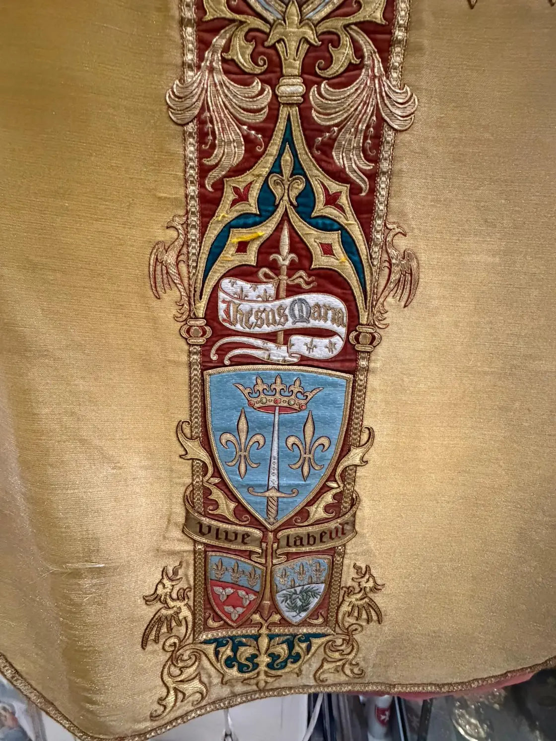 Antique gold brocade chasuble with Christ and angels embroidery liturgical vestment
/
Chasuble ancienne en drap d’or avec broderies Christ et anges vêtement liturgique