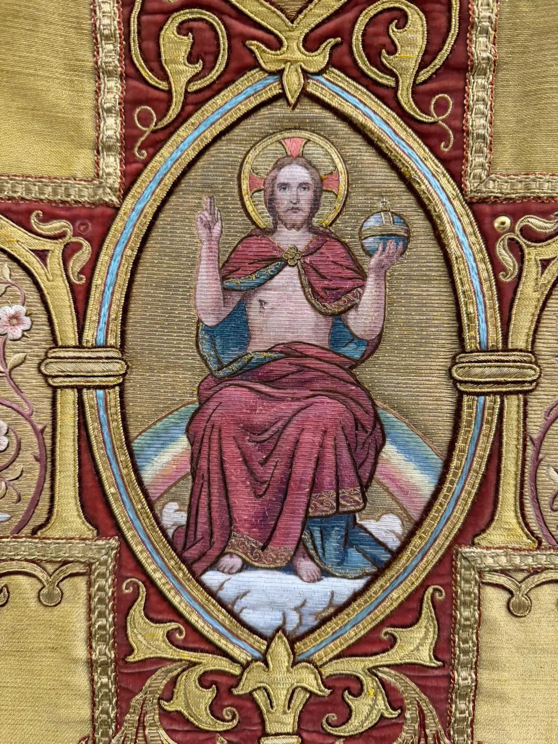 Antique gold brocade chasuble with Christ and angels embroidery liturgical vestment
/
Chasuble ancienne en drap d’or avec broderies Christ et anges vêtement liturgique