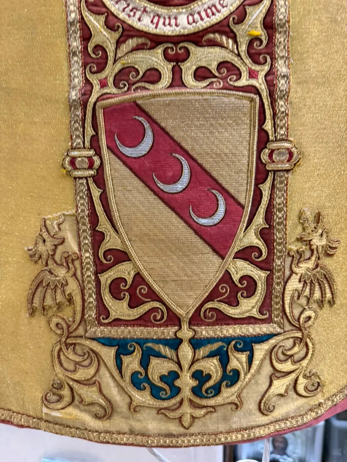 Antique gold brocade chasuble with Christ and angels embroidery liturgical vestment
/
Chasuble ancienne en drap d’or avec broderies Christ et anges vêtement liturgique