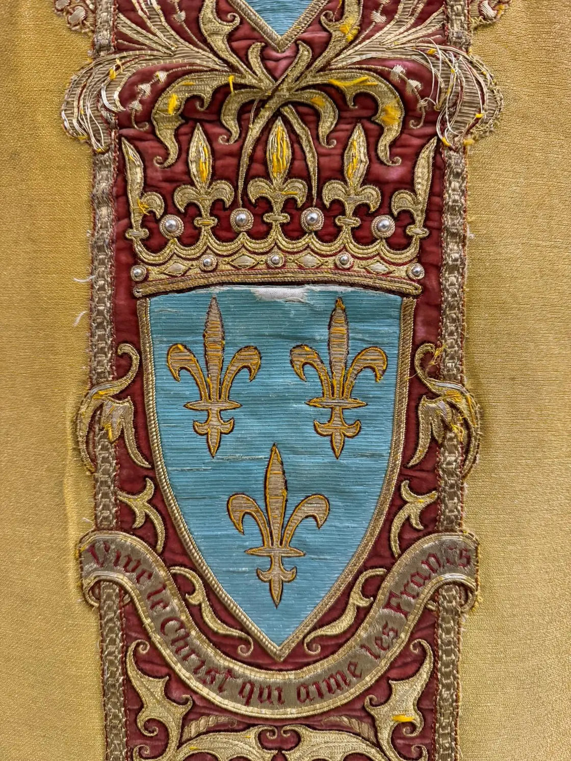 Antique gold brocade chasuble with Christ and angels embroidery liturgical vestment
/
Chasuble ancienne en drap d’or avec broderies Christ et anges vêtement liturgique