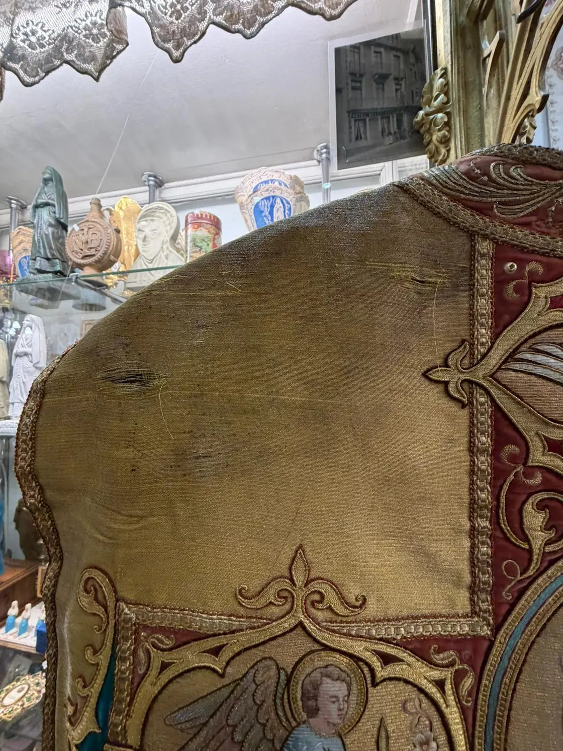 Antique gold brocade chasuble with Christ and angels embroidery liturgical vestment
/
Chasuble ancienne en drap d’or avec broderies Christ et anges vêtement liturgique