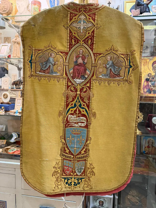 Antique gold brocade chasuble with Christ and angels embroidery liturgical vestment
/
Chasuble ancienne en drap d’or avec broderies Christ et anges vêtement liturgique
