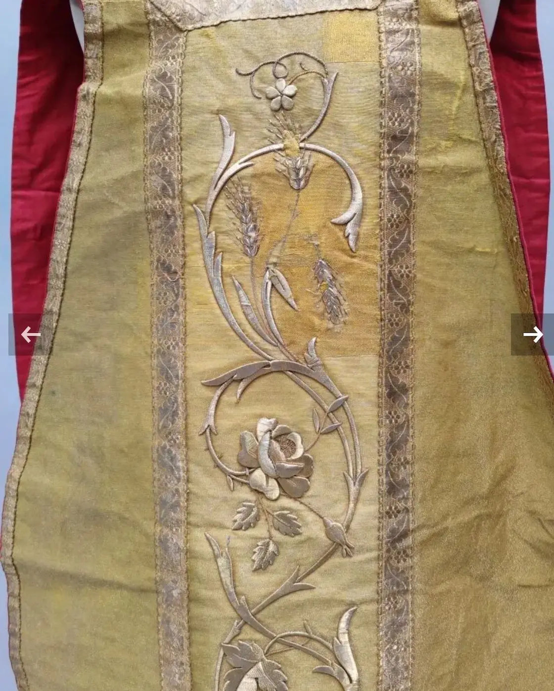 Antique gold cloth liturgical vestment set with embroidered Eucharistic motifs and matching accessories
/
Ornement liturgique ancien en drap d’or avec broderies eucharistiques et accessoires assortis