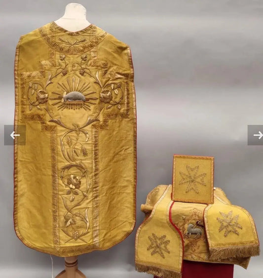 Antique gold cloth liturgical vestment set with embroidered Eucharistic motifs and matching accessories
/
Ornement liturgique ancien en drap d’or avec broderies eucharistiques et accessoires assortis