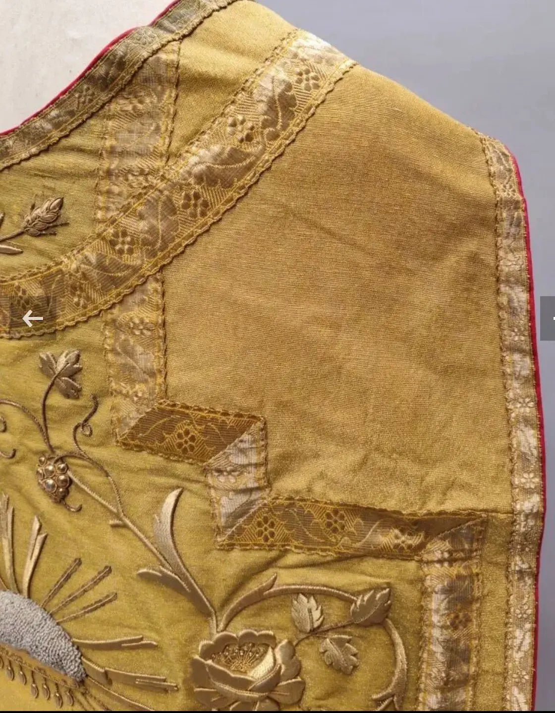 Antique gold cloth liturgical vestment set with embroidered Eucharistic motifs and matching accessories
/
Ornement liturgique ancien en drap d’or avec broderies eucharistiques et accessoires assortis