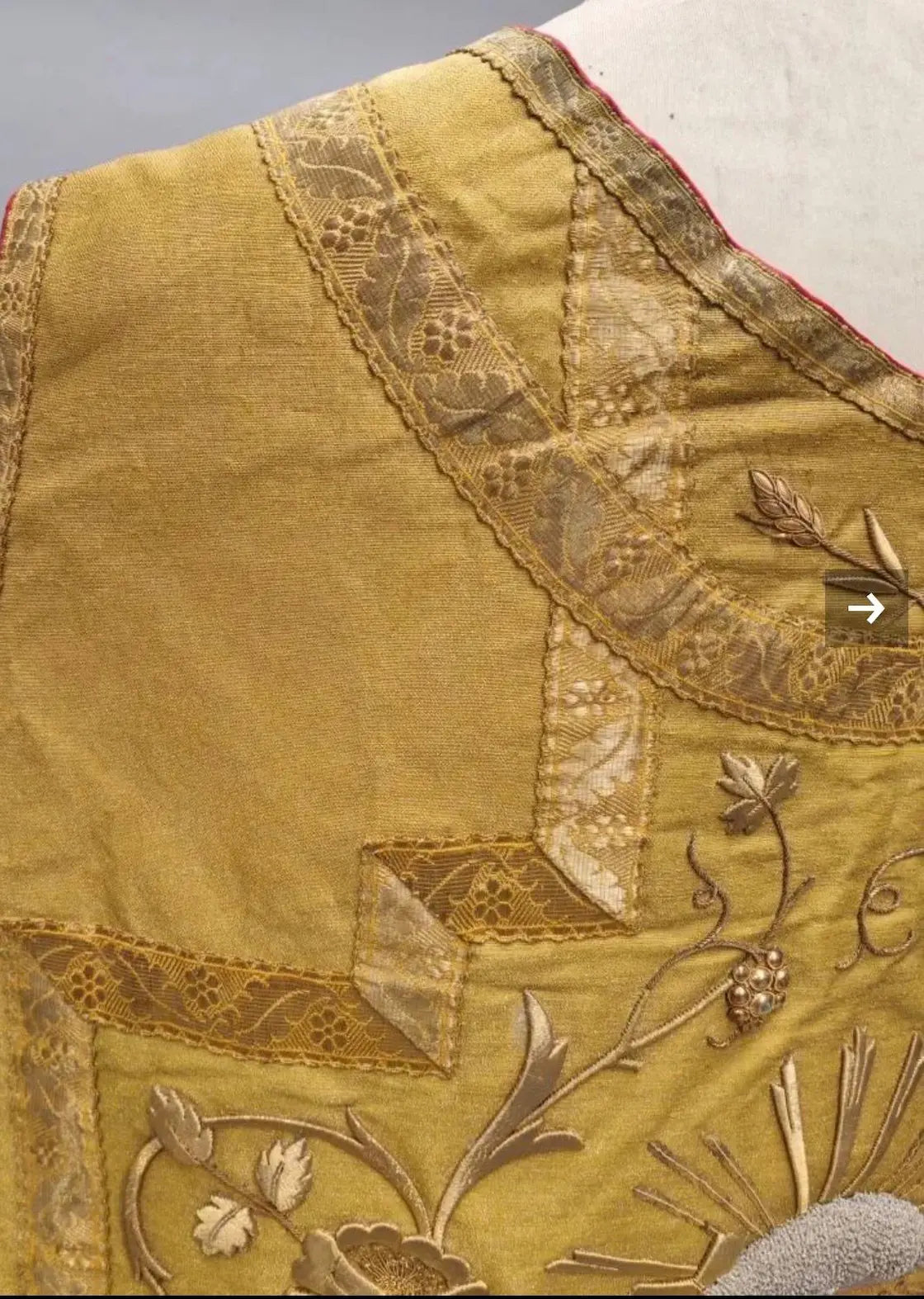 Antique gold cloth liturgical vestment set with embroidered Eucharistic motifs and matching accessories
/
Ornement liturgique ancien en drap d’or avec broderies eucharistiques et accessoires assortis