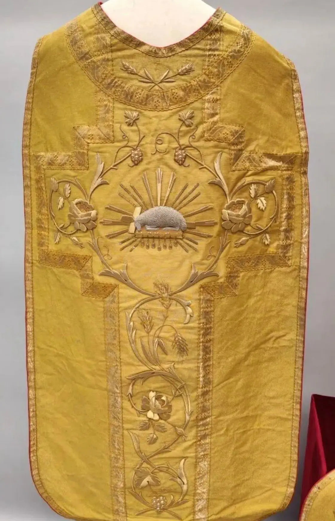 Antique gold cloth liturgical vestment set with embroidered Eucharistic motifs and matching accessories
/
Ornement liturgique ancien en drap d’or avec broderies eucharistiques et accessoires assortis