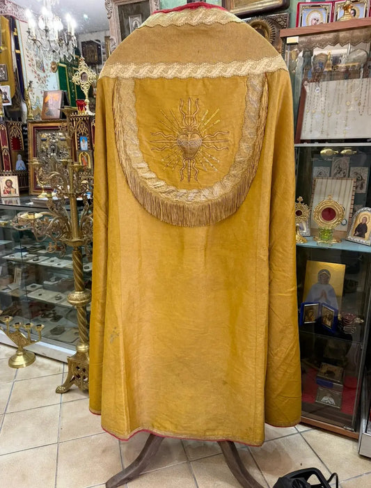 19th century gold liturgical cope with Sacred Heart embroidery and red lining
/
Chape liturgique en drap d’or du XIXe siècle avec broderie du Sacré-Cœur et doublure rouge