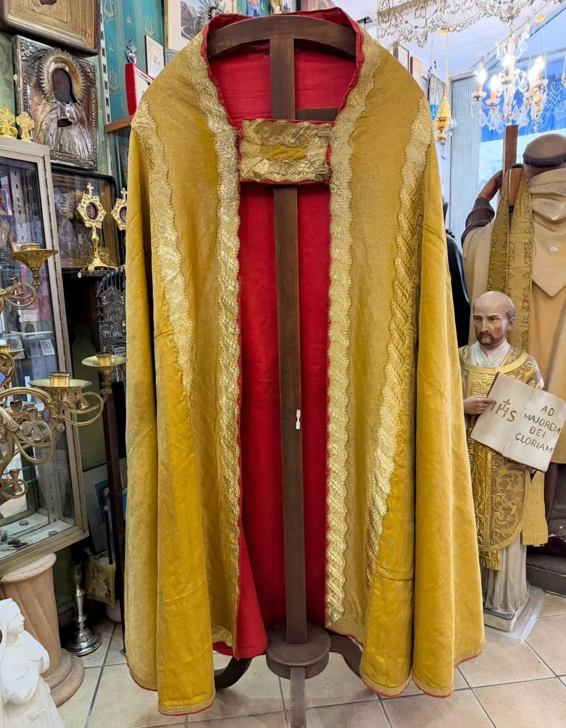 19th century gold liturgical cope with Sacred Heart embroidery and red lining
/
Chape liturgique en drap d’or du XIXe siècle avec broderie du Sacré-Cœur et doublure rouge