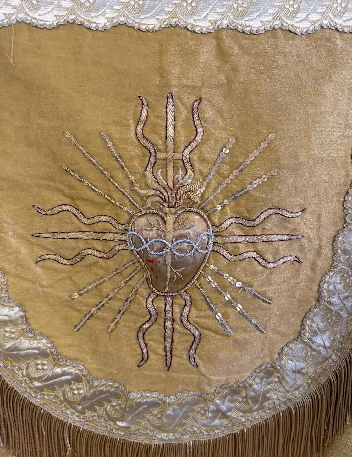 19th century gold liturgical cope with Sacred Heart embroidery and red lining
/
Chape liturgique en drap d’or du XIXe siècle avec broderie du Sacré-Cœur et doublure rouge
