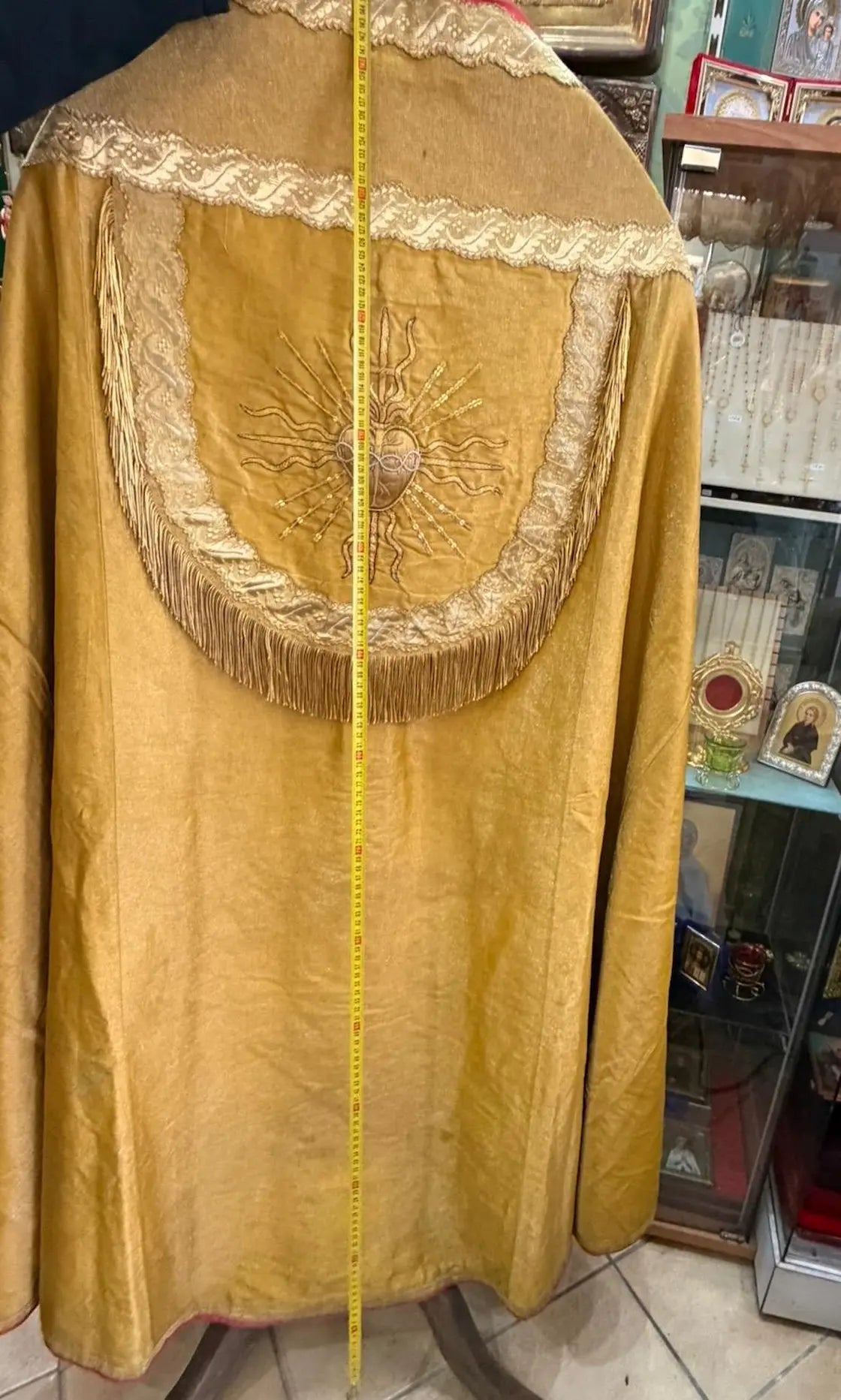 19th century gold liturgical cope with Sacred Heart embroidery and red lining
/
Chape liturgique en drap d’or du XIXe siècle avec broderie du Sacré-Cœur et doublure rouge