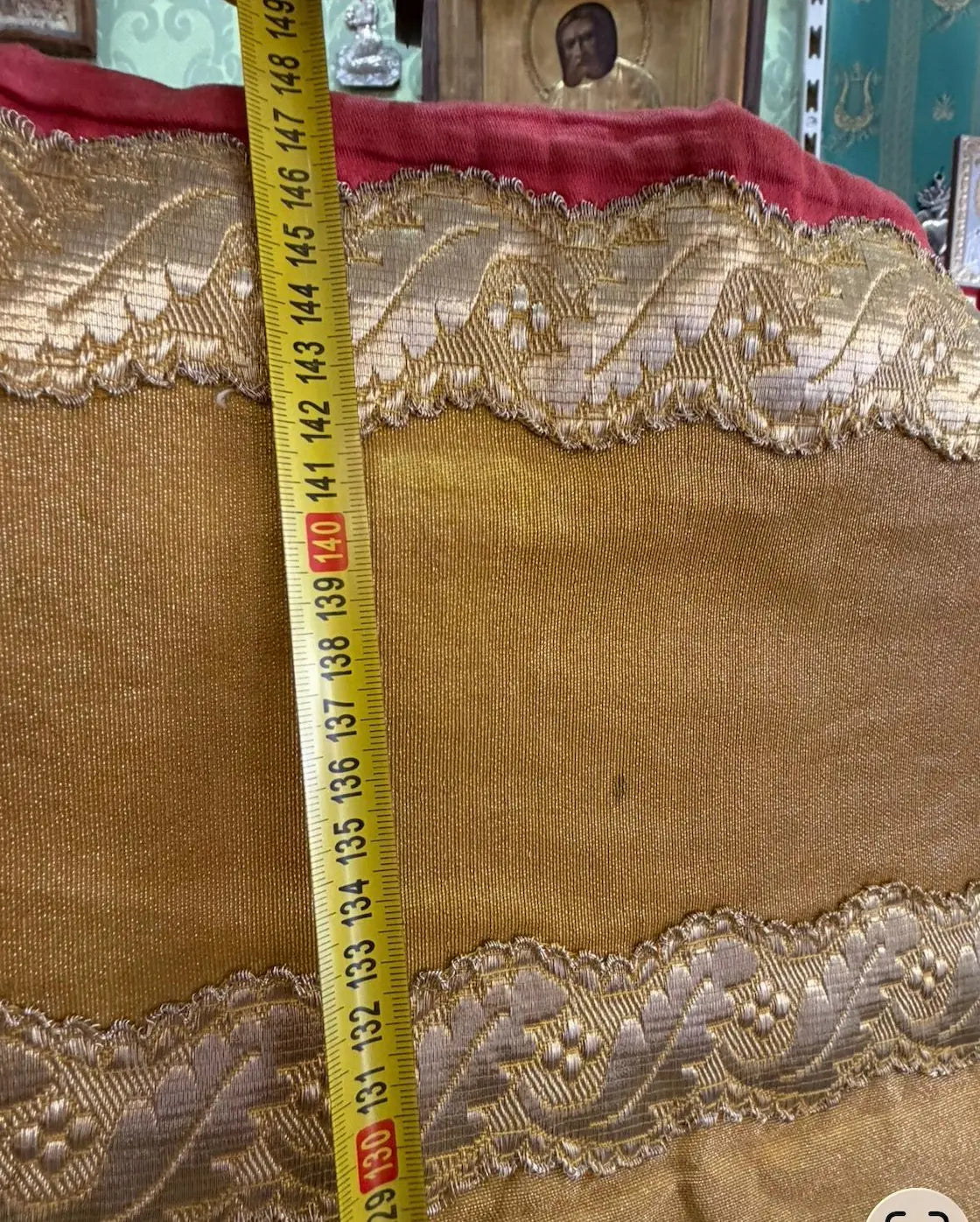 19th century gold liturgical cope with Sacred Heart embroidery and red lining
/
Chape liturgique en drap d’or du XIXe siècle avec broderie du Sacré-Cœur et doublure rouge